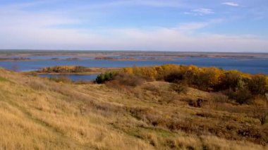 Dağ ve nehir manzarası. Seçici odaklanma. sonbahar.