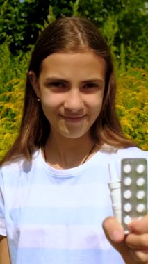 Çocuğun yabani otlara alerjisi var. Seçici odaklanma. Çocuk.