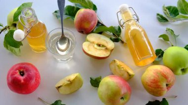 Elma sirkesine karşı elma sirkesi. Seçici odaklanma. iç.