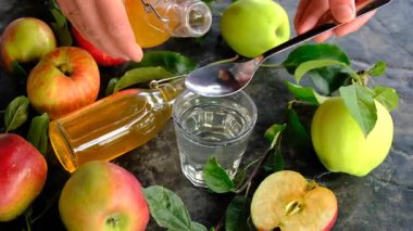 Elma sirkesine karşı elma sirkesi. Seçici odaklanma. iç.