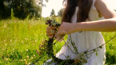 Ivan Kupala Günü 'nde çocuklar ve çiçekler. Seçici odaklanma. Doğa.