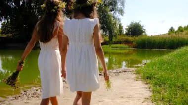 Ivan Kupala Günü 'nde çocuklar ve çiçekler. Seçici odaklanma. Doğa.