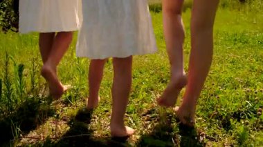 Ivan Kupala Günü 'nde çocuklar ve çiçekler. Seçici odaklanma. Doğa.