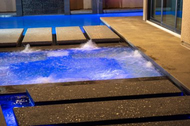 Waterwall Özellikli ve İkili Su ve Ateş Kaseli Üst Düzey Özel Yüzme Havuzu