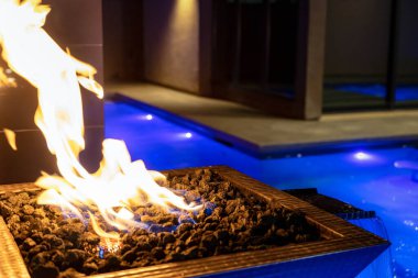 Waterwall Özellikli ve İkili Su ve Ateş Kaseli Üst Düzey Özel Yüzme Havuzu