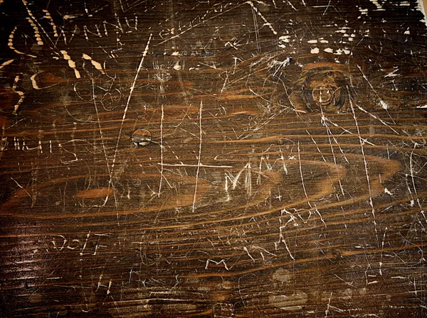 Fond bois table en bois sombre avec graffiti — Photo