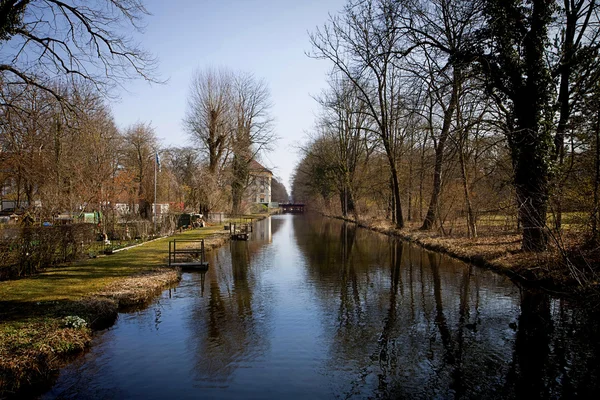 Schleißheim, deutschland - schöne ländliche landschaft mit kanalwasser — Stockfoto