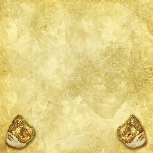 Due maschere veneziane vintage dorate su una ricca texture dorata decorata — Foto Stock