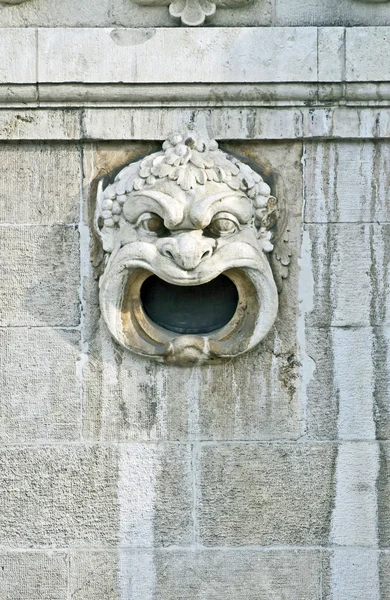 Vecchia maschera di marmo come ornamento su una facciata — Foto Stock