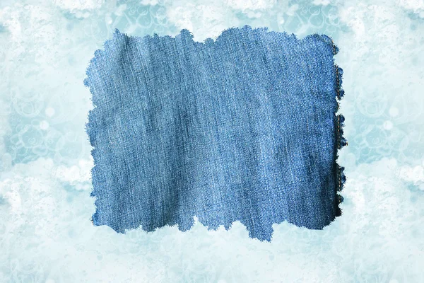 Jeansstoff vor hellblauem Wasserhintergrund — Stockfoto