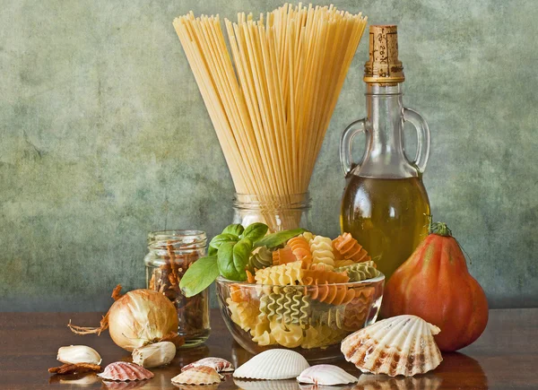 Italiaanse pasta matroos stijl met kokkels en tomatensaus — Stockfoto