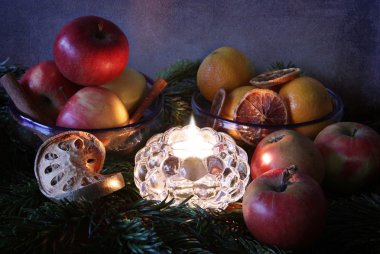 Noel: bir mum, çam dalları baharat ve meyve