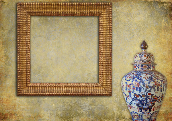 Золотая рамка и древняя восточная ваза на гранжевом фоне
