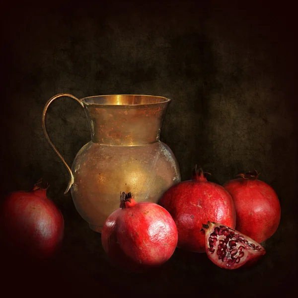 Retro stilleven, oude koperen kruik met granaatappel — Stockfoto