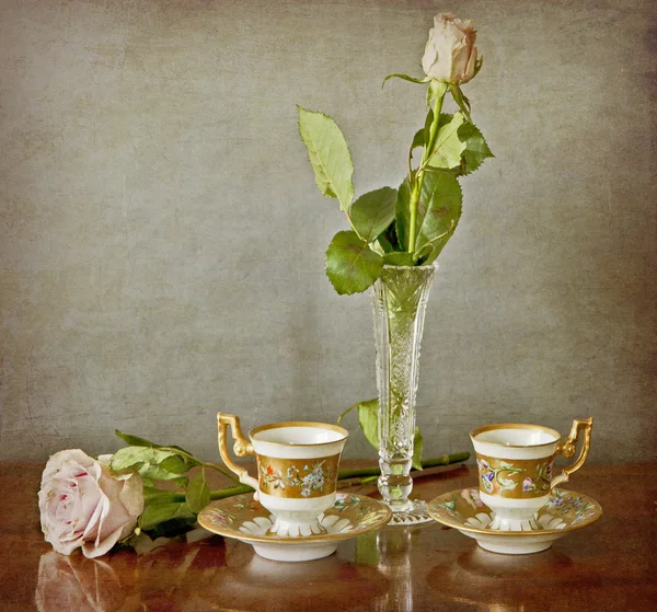 Rosa rosa em um vaso de cristal e café expresso para dois — Fotografia de Stock