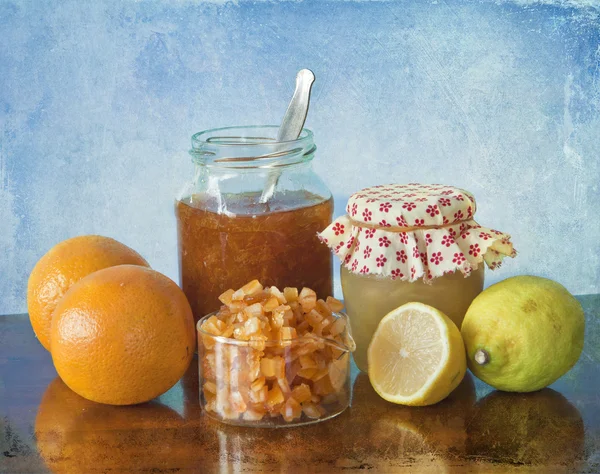 Naranja, mermelada de limón y cáscaras de naranja . — Foto de Stock