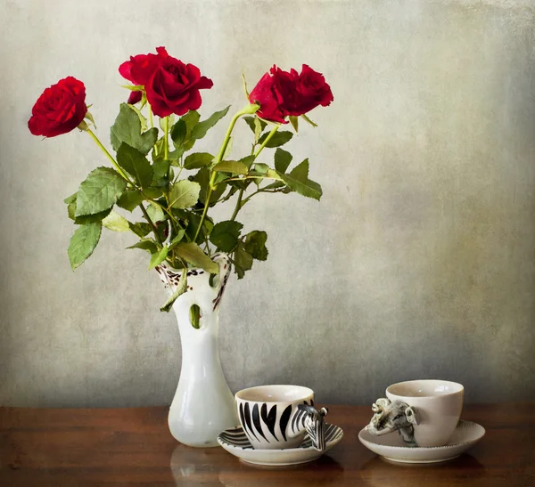 Espresso para dos personas y un jarrón con rosas rojas sobre una mesa de madera —  Fotos de Stock