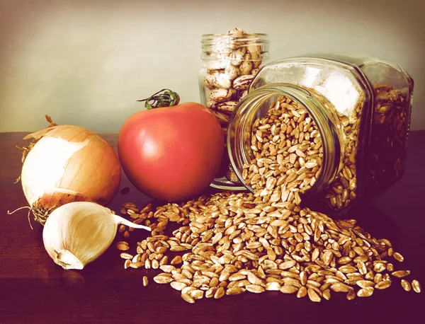 Çorbası malzemeler: taze domates, sarımsak, soğan, borlotti fasulye, emmer mutfak masasında