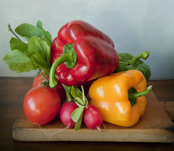 Summer vegetables on a chopping board — Stock Photo, Image