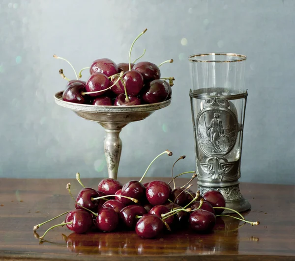 古代的玻璃和银色的盘子上的樱桃 — 图库照片