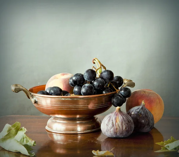 Late summer fruits in a copper casket — Stock Photo, Image