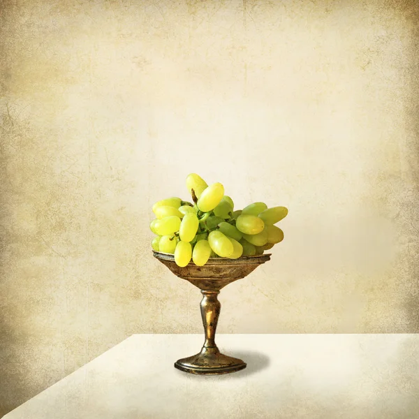 Still life, silver tray with grapes on a light grunge background — Stock Photo, Image
