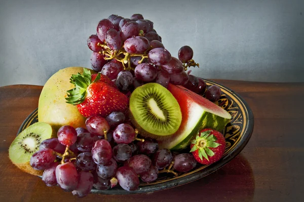 台所のテーブルに新鮮なエキゾチックなフルーツ — ストック写真