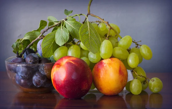 Fresh autumnal fruits on the kitchen table — Stock Photo, Image
