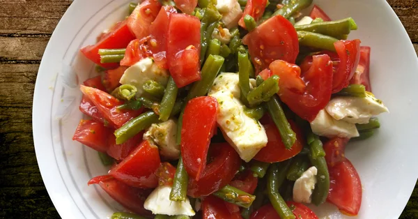 Green beans, tomatoes and mozzarella salad — Stock Photo, Image