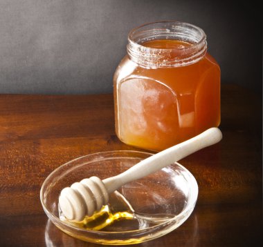 Bal kavanozu ve balık.