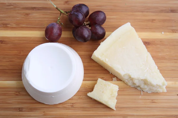 üzüm ile İtalyan peynir çeşitleri