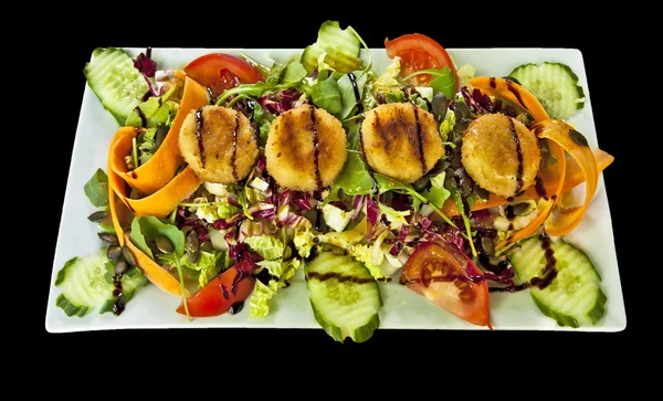 Salata yemek kızarmış peynir ve sos ile — Stok fotoğraf