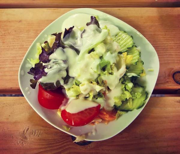 Ensalada fresca con aderezo — Foto de Stock