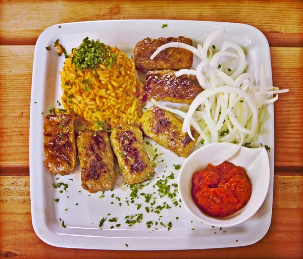 Cevapcici çanak peper sos, soğan ve domatesli pilav ile