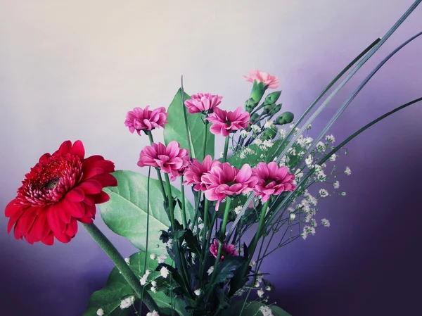 Kırmızı, pembe ve beyaz bahar çiçek buketi