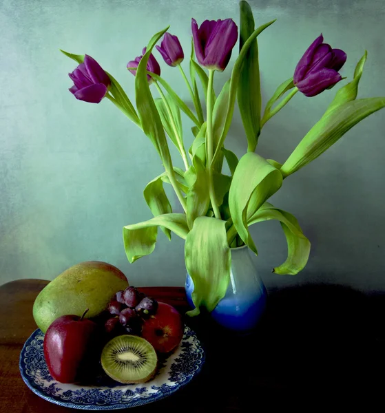 Natureza morta, tulipas e frutos — Fotografia de Stock