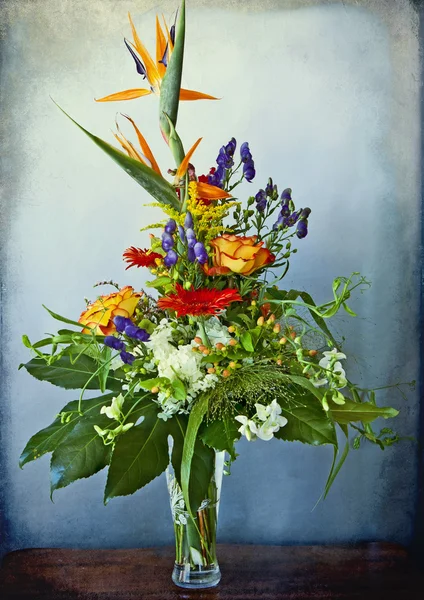 Belle composition de fleurs avec oiseau de fleurs paradisiaques — Photo