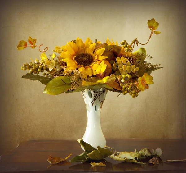 Podzimní listí a sušených slunečnice — Stock fotografie