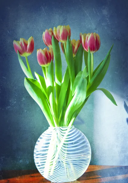 Jarrón de vidrio con tulipanes — Foto de Stock