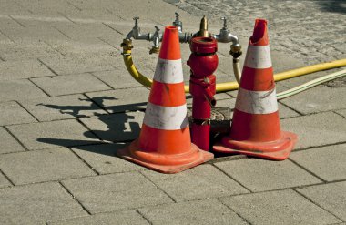 Trafik koniler ile sokak hidrant