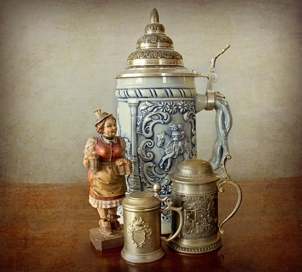 Bavyera Hatıra Eşyası, bira bardağı ve oyma figurines
