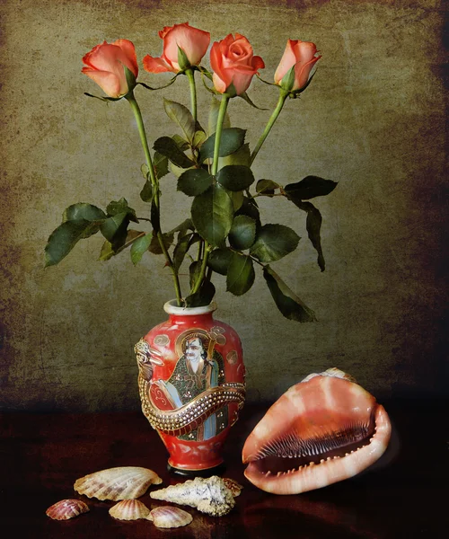 Nature morte : vase oriental aux roses et coquillages orange — Photo