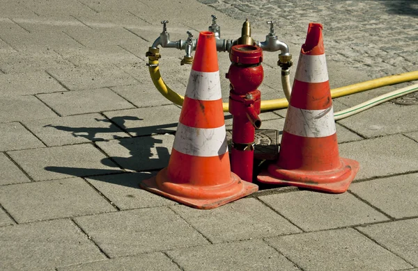 Calle hidrante con conos de tráfico —  Fotos de Stock
