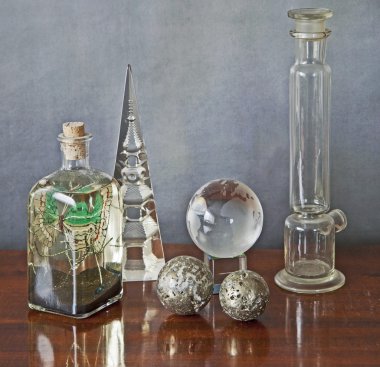 Ahşap bir masa üzerinde cam eşyaları