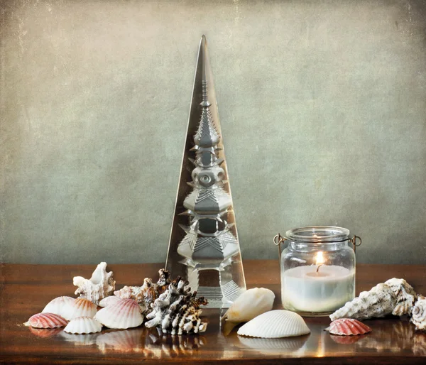 Kncik-ustalık cilalı ahşap bir masa üzerinde