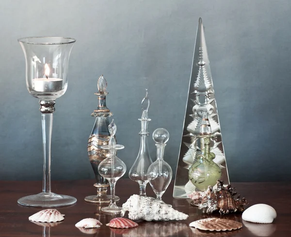 Bodegón, vidrio, botellas, velas, conchas — Foto de Stock