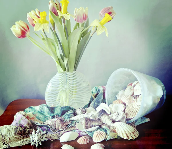 Bodegón, flores de primavera, conchas y bufandas de seda — Foto de Stock