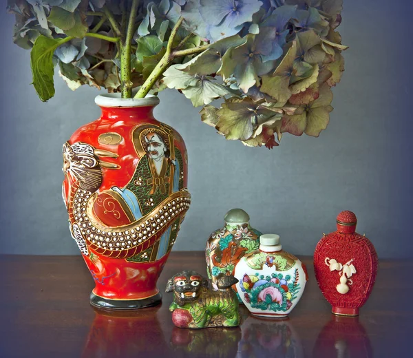 Natürmort: dragon ve parfüm şişe ile oryantal vazo