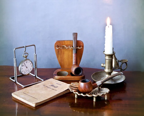 Old things on a wooden table — Stock Photo, Image