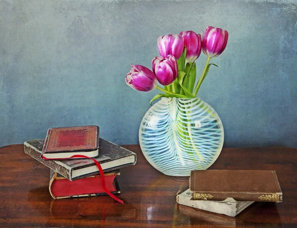 Books and tulips — Stock Photo, Image